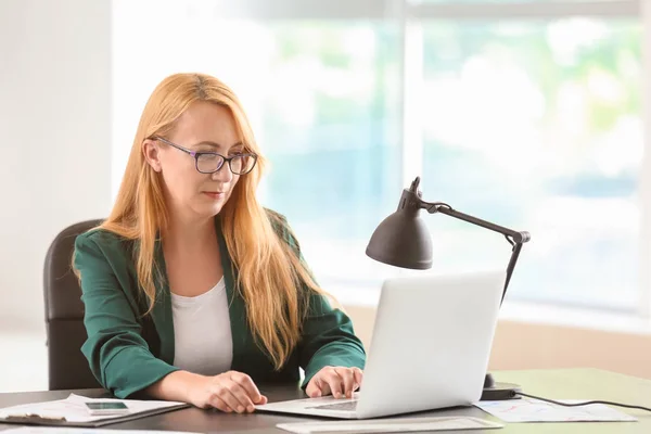 Empresária Elegante Trabalhando Escritório — Fotografia de Stock