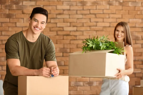 Jovem Casal Com Chave Pertences Sua Nova Casa — Fotografia de Stock