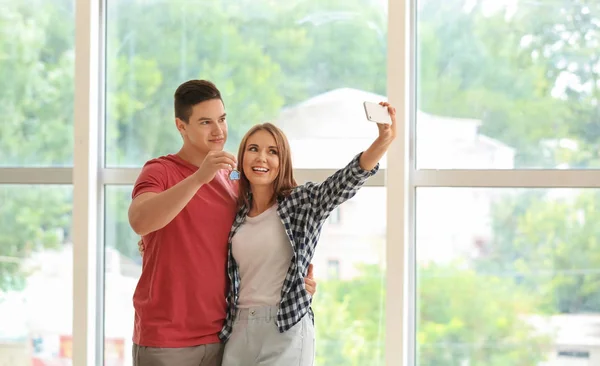 Happy Young Couple Taking Selfie Key New House — Stock Photo, Image