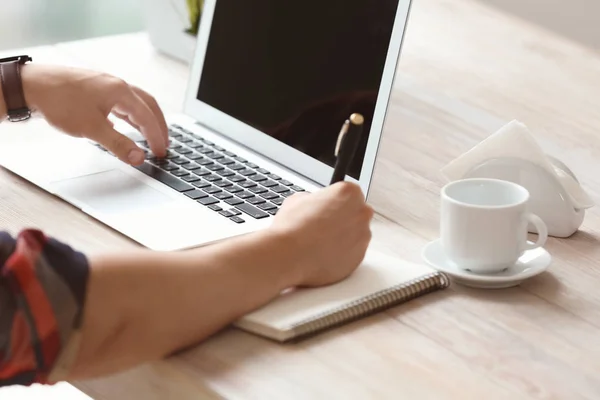 Young Freelancer Working Laptop Cafe Closeup — Stock Photo, Image