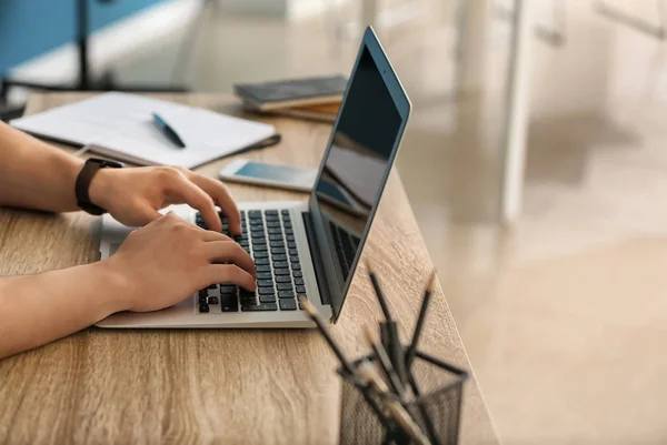 Ung Frilansare Arbetar Bärbar Dator Hemma Närbild — Stockfoto