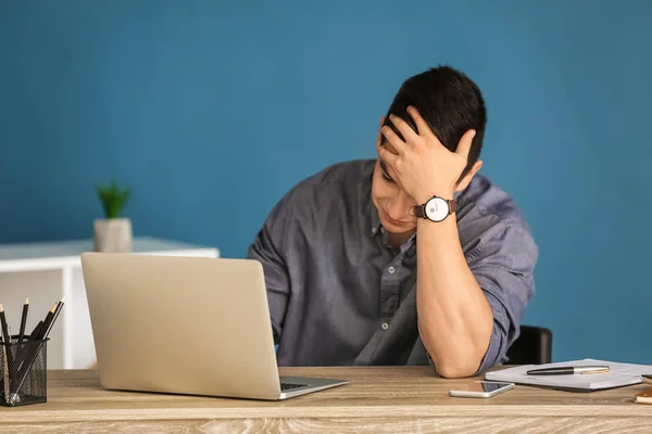 Joven Freelancer Con Problemas Trabajando Ordenador Portátil Casa —  Fotos de Stock