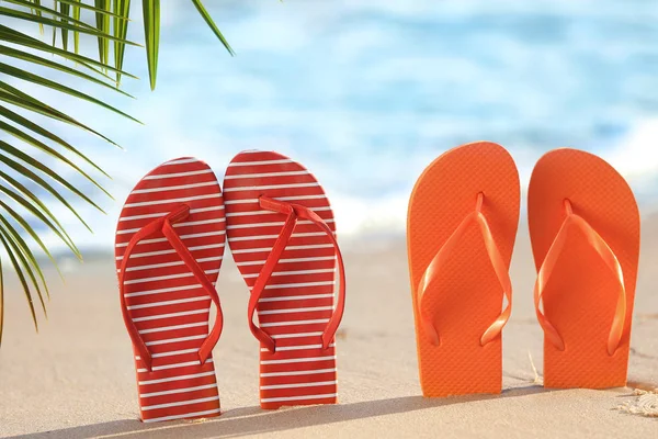Two Pairs Flip Flops Sea Beach Tropical Resort — Stock Photo, Image