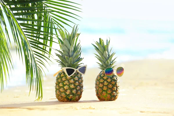 Piñas Divertidas Con Gafas Sol Playa Del Mar Complejo Tropical —  Fotos de Stock