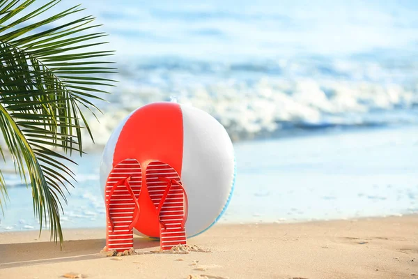 Flip Flops Ball Sea Beach Tropical Resort — Stock Photo, Image