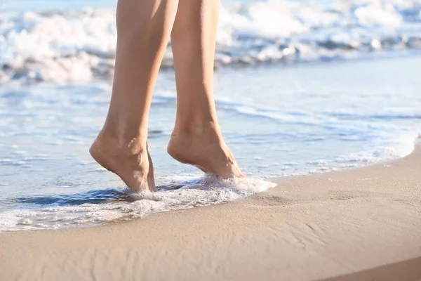 Mujer Descalza Playa Del Mar Complejo — Foto de Stock