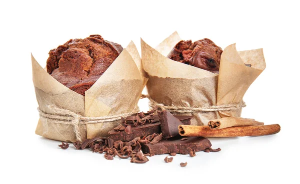 Tarçın Beyaz Zemin Üzerine Çikolata Ile Tatlı Lezzetli Muffins — Stok fotoğraf