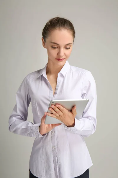 Schöne Geschäftsfrau Mit Tablet Computer Auf Grauem Hintergrund — Stockfoto