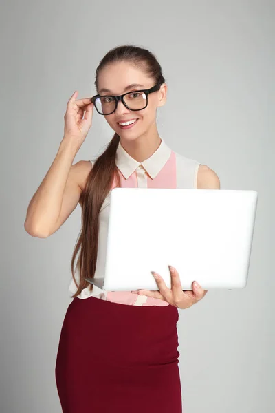 Schöne Geschäftsfrau Mit Laptop Auf Grauem Hintergrund — Stockfoto