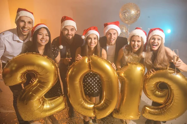 Jovens Com Balões Dourados Festa Natal — Fotografia de Stock