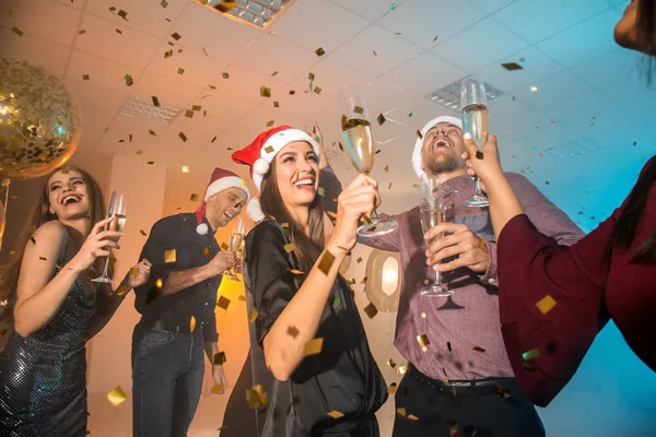 Giovani Con Bicchieri Champagne Alla Festa Natale — Foto Stock
