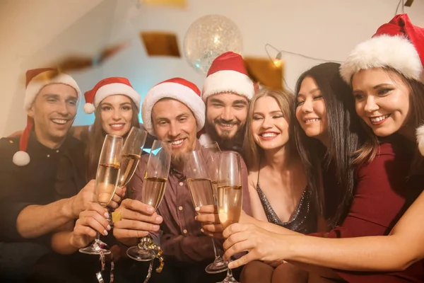 年轻人戴着眼镜的香槟在圣诞晚会 — 图库照片