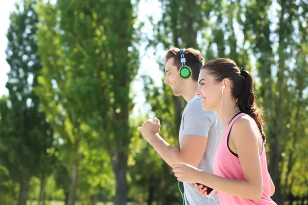 Deportivo Joven Hombre Mujer Corriendo Aire Libre — Foto de Stock