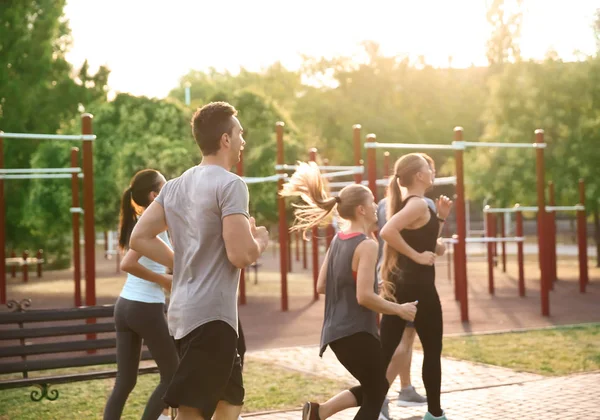 Groep Voor Sportieve Mensen Lopen Buiten — Stockfoto