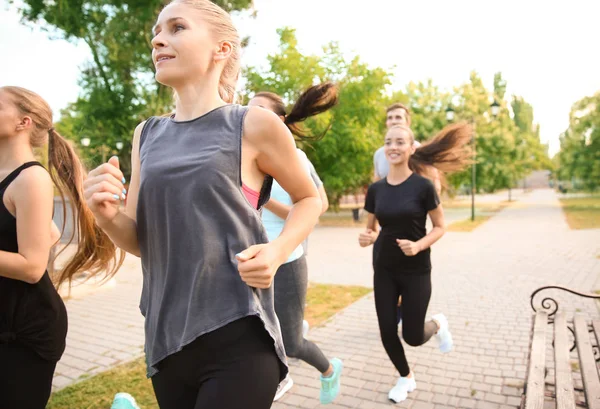 Groep Voor Sportieve Mensen Lopen Buiten — Stockfoto