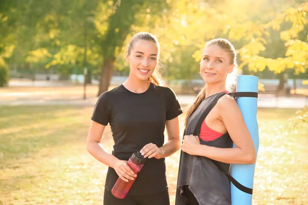 Sportos Fiatal Nők Szabadban Portréja — Stock Fotó