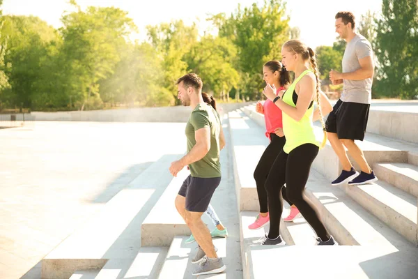 Grupo Deportistas Entrenando Aire Libre — Foto de Stock