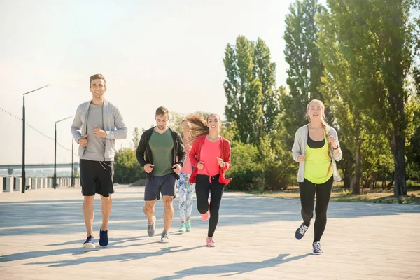 Groep Voor Sportieve Mensen Lopen Buiten — Stockfoto