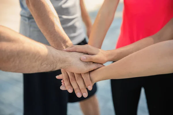 Grupa Sportowa Ludzi Zewnątrz Łącząc Ręce Zbliżenie — Zdjęcie stockowe