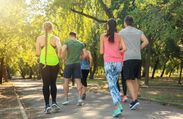 Группа спортивных людей, бегущих на открытом воздухе
