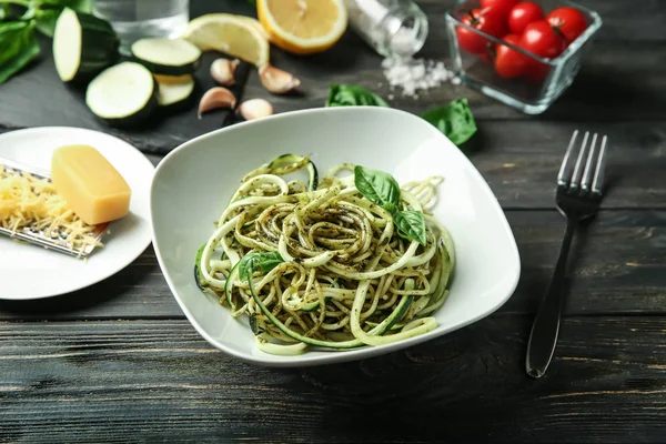 Placa Espaguetis Con Calabacín Salsa Pesto Sobre Mesa Madera — Foto de Stock