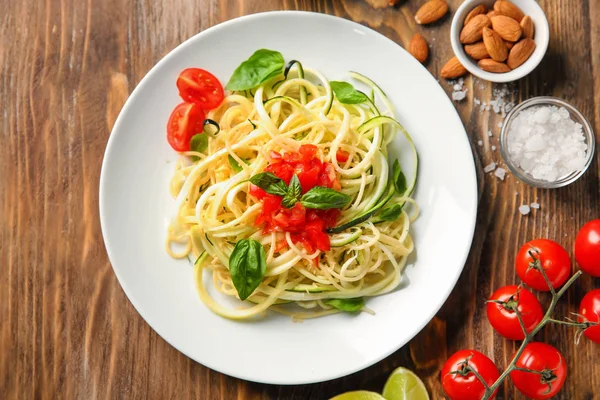 Placa Espaguetis Con Calabacín Tomates Sobre Mesa Madera — Foto de Stock
