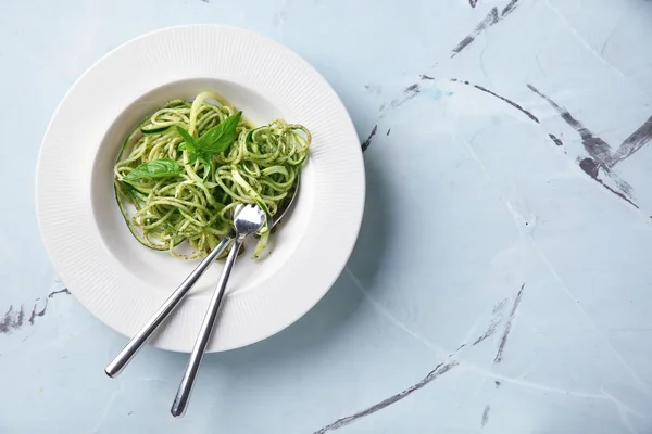 Teller Spaghetti Mit Zucchini Und Pesto Sauce Auf Dem Tisch — Stockfoto