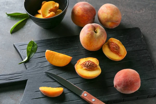 Board Fresh Peaches Dark Table — Stock Photo, Image