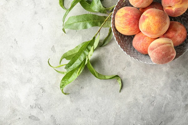 Işık tablosu üzerinde taze şeftali ile kase