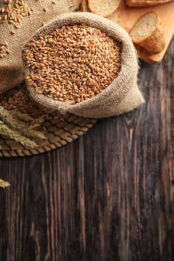 Ahşap masa üzerinde Ham buğday ile çanta