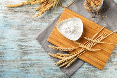 Ham buğday, spikelets ve ahşap masa üzerinde un ile kompozisyon