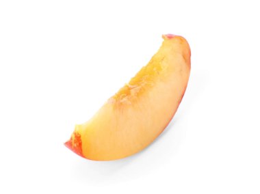 Dilim beyaz zemin üzerine taze şeftali