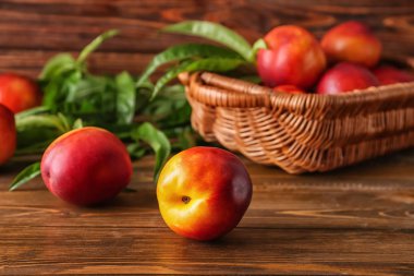 ahşap masa üzerinde taze şeftali