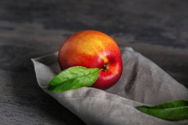 Karanlık tablo, closeup Taze şeftali