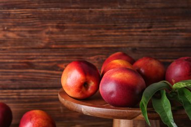 Ahşap arka plan üzerinde taze şeftali ile stand