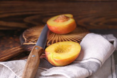 Tahta masada, closeup taze kesilmiş şeftali ile