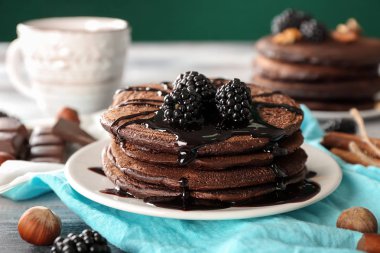 Plaka masada lezzetli çikolatalı krep ile