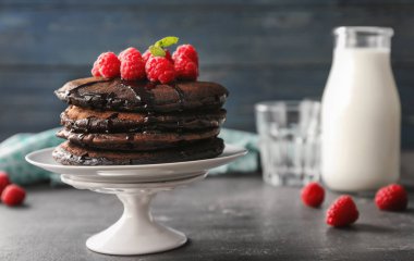 Tatlı Ayaklıklı lezzetli çikolatalı krep ve ahududu masada