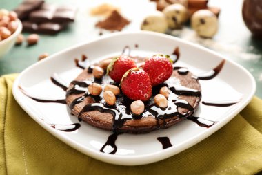 Fıstık ve çilek plaka ile lezzetli çikolatalı krep