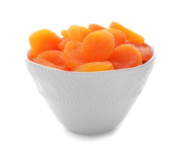 Beyaz arka plan üzerinde kuru kayısı ile kase