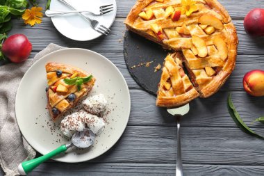 Masada lezzetli ev yapımı şeftali pasta ile kompozisyon