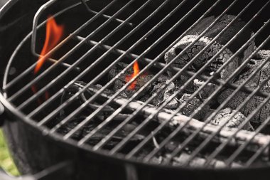 Yakacak odun, closeup yanma ile barbekü ızgara
