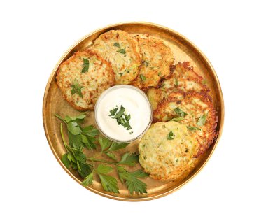 Metal tepsi kabak krep ve üzerinde beyaz izole sos ile