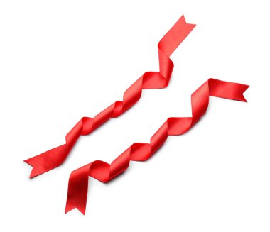 Kıvrılmış kırmızı kurdele beyaz arka plan üzerinde