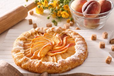 Beyaz tahta üzerinde lezzetli şeftali Galette'ye