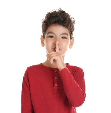 Sessizlik jest beyaz arka plan üzerinde gösterilen sevimli küçük çocuk