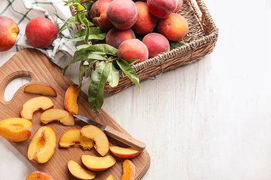 Yönetim Kurulu ve sepet Beyaz ahşap masa üzerinde taze şeftali ile