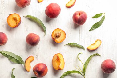 Beyaz ahşap masa üzerinde taze şeftali