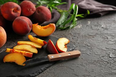 Grunge masada dilimlenmiş şeftali ile kurulu