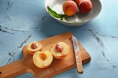 Kurulu ile masa lambası üzerinde taze şeftali